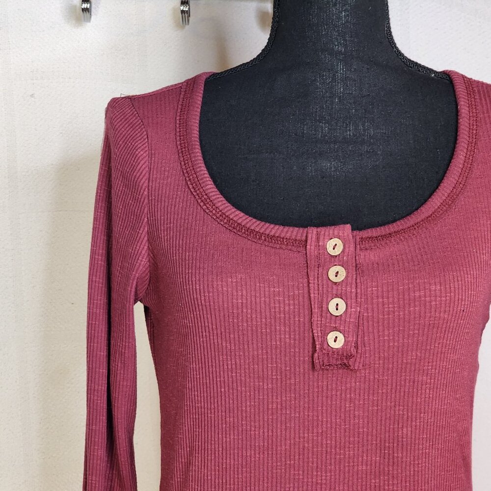 Kissfix Maroon Waffle Knit LS Henley Button Sleeve Detail Poly Rayon Top Size S - Picture 4 of 16